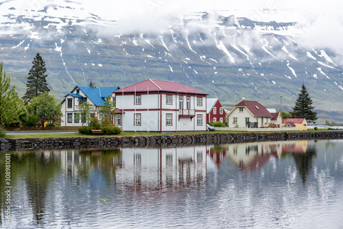 Miasto na Islandii, wioska rybacka, kolorowe domki, białe noce