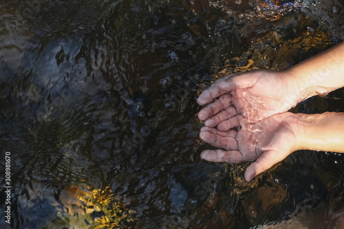 Foto hand in water stream