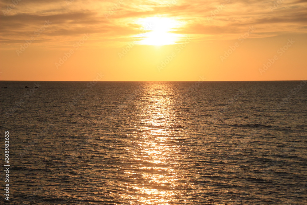 Fototapeta premium 佐渡の夕日 海がきらめき太陽が沈む写真素材
