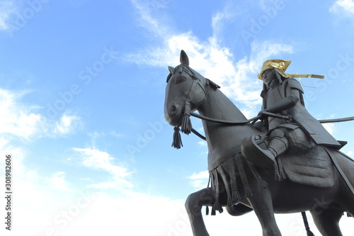 日本の武士と馬の銅像