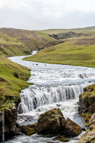 Wodospad na rzece  zielono  g  ry  Islandia