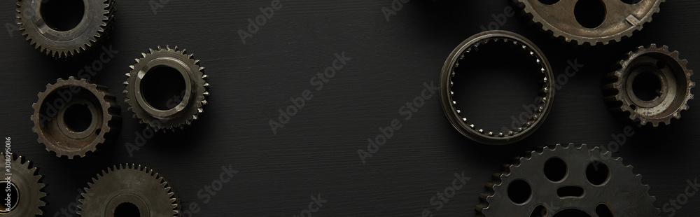 Fototapeta Metalowe koła zębate na czarnym tle, widok z góry