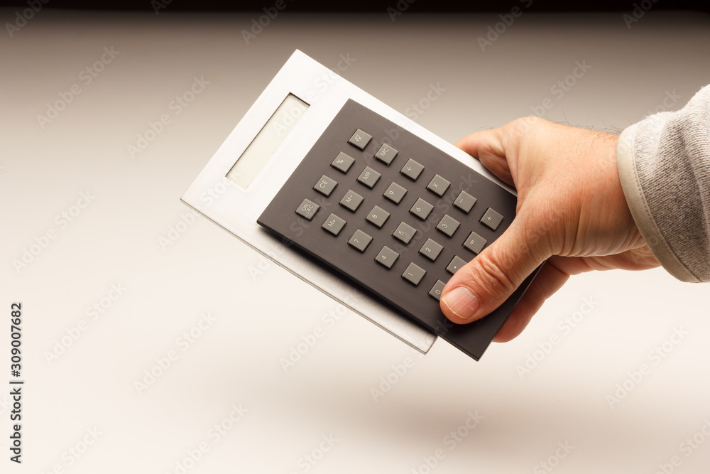 Calculadora en la mano de una persona adulta. Calculadora en la mano de una persona adulta.