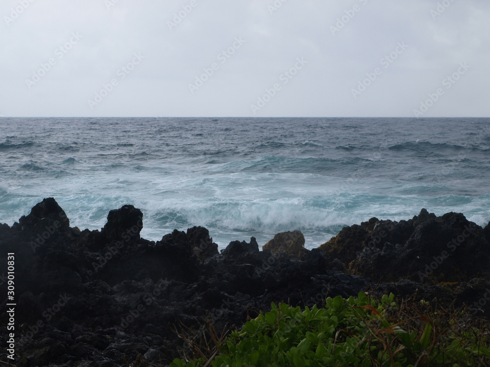 Obraz premium Black coastline of Maui and the ocean in the spring