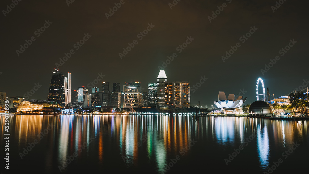 Fototapeta premium Sublime réflexion des lumières de la ville de Singapour