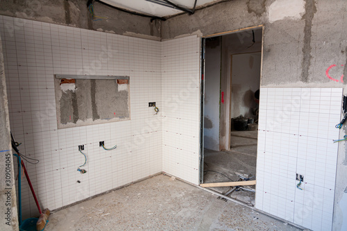 Tableau sur toile Panorama of real housing reform: masonry, plumbing, electricity (tiling walls, r