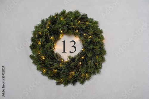 Adventskalender Tannenkranz mit leuchtenden LED Lichtern und Schriftzug Nr. 13 photo