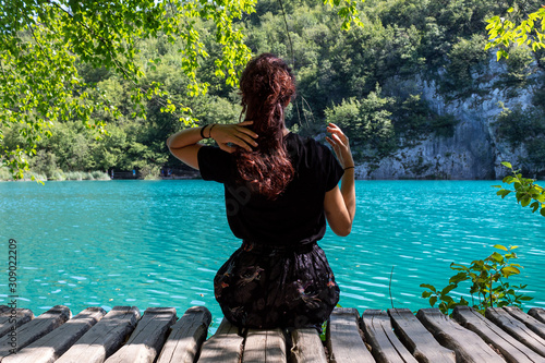 Ragazza si rilassa in riva al lago - Laghi di Plitvice, Croazia