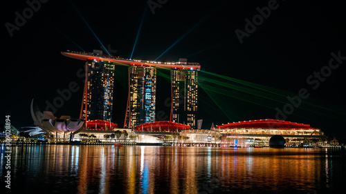 Fond d'écran du Marina Bay Sands avec lumières rouge