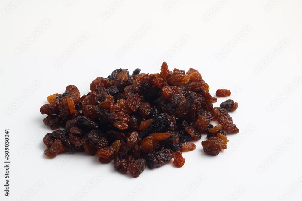 Obraz premium pile of raisins isolated on white background
