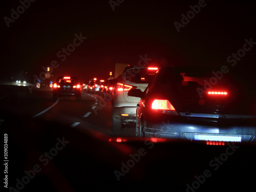 Autofahren in der Nacht, Stau und Bremslichter am Vordermann
