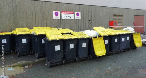 rangée de poubelles de recyclage , en extérieur 