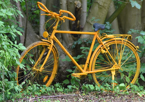 Oranges Fahrrad im Grünen