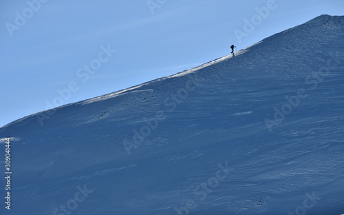 Foto Der Aufsteig eines Skitourengänger am Berg