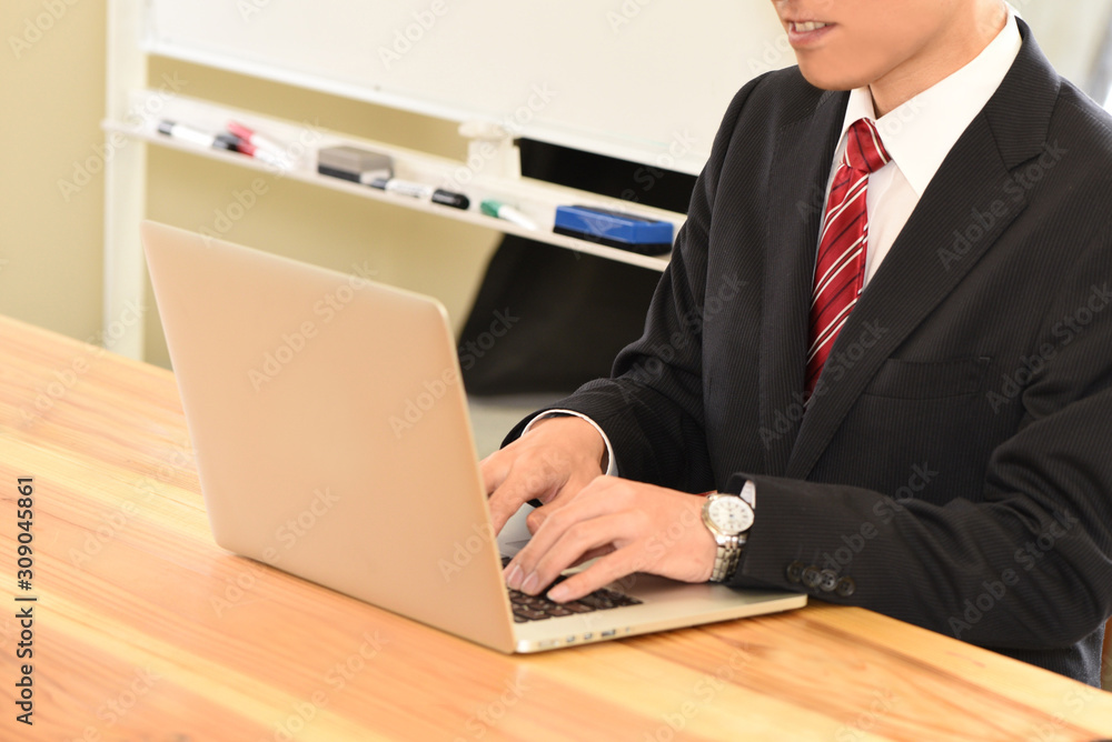 ビジネスマンとノートPC ビジネスマンとノートPC