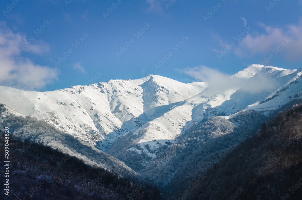 Obraz premium Snowy peaks of Bazumi mountains
