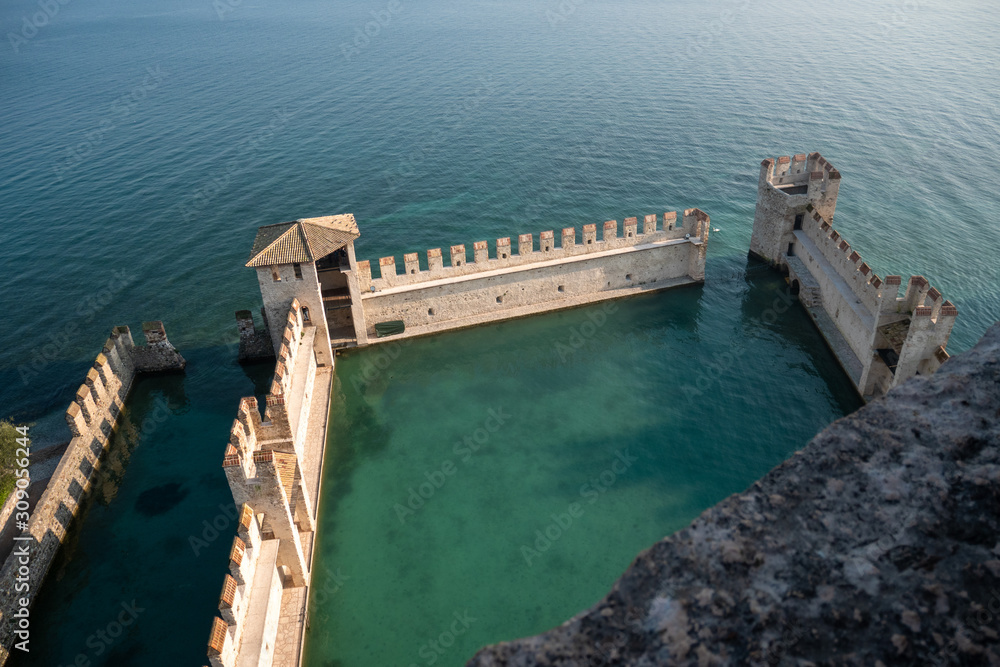 El Castillo Scaligero es una fortaleza de la era Scaligera, punto de acceso al centro histórico de Sirmione, en el Lago di Garda. Es uno de los castillos más completos y mejor conservados de Italia. El Castillo Scaligero es una fortaleza de la era Scaligera, punto de acceso al centro histórico de Sirmione, en el Lago di Garda. Es uno de los castillos más completos y mejor conservados de Italia.