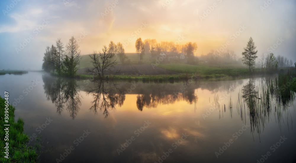 Obraz premium fog in the river valley. picturesque spring morning. beautiful foggy sunrise in a foggy meadow