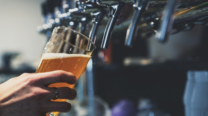 Fotobehang Kroeg Barman tapt vers bier in glas  © pavel siamionov