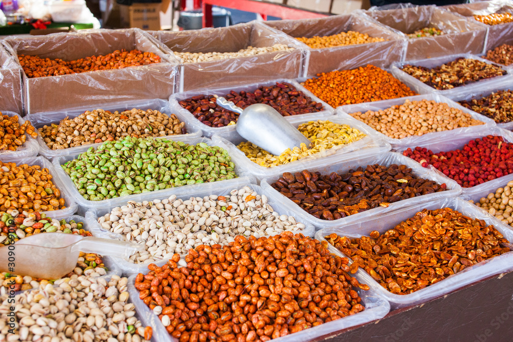 Körner und Nüsse auf einem Markt 