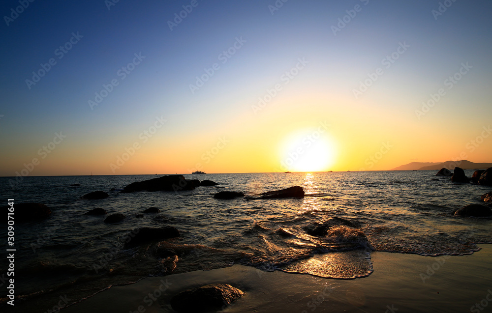 Obraz premium Sunrise on the sea, morning by the sea
