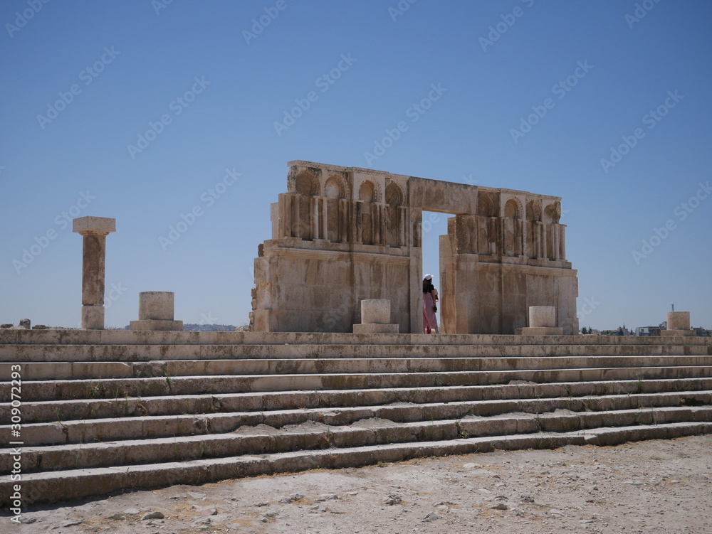 Obraz premium Exterior of the ruin of an impressive building resembling a mosque within the Roman ruins of the citadel of Amman, capitol of Jordan