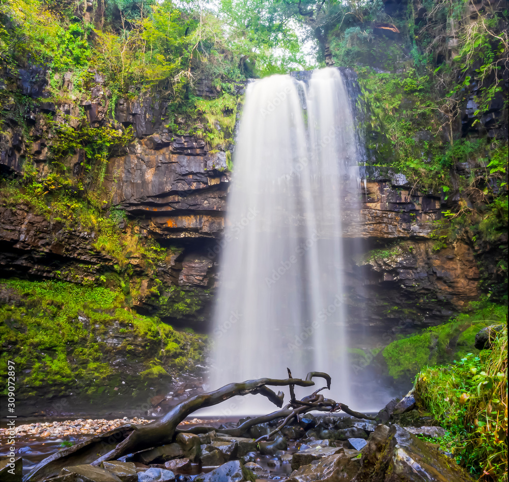 Fototapeta premium waterfall uk wales brecon beacon national park