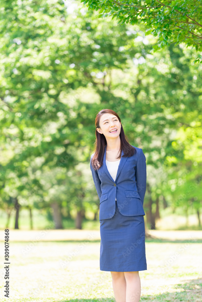 笑顔の女性　ビジネス