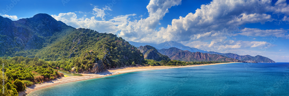 Naklejka premium Letni śródziemnomorski krajobraz przybrzeżny - widok na plażę Cirali Olympos, w pobliżu tureckiej wioski Cıralı, prowincja Antalya w Turcji