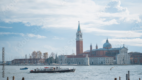 gondola en venecia desde la orilla