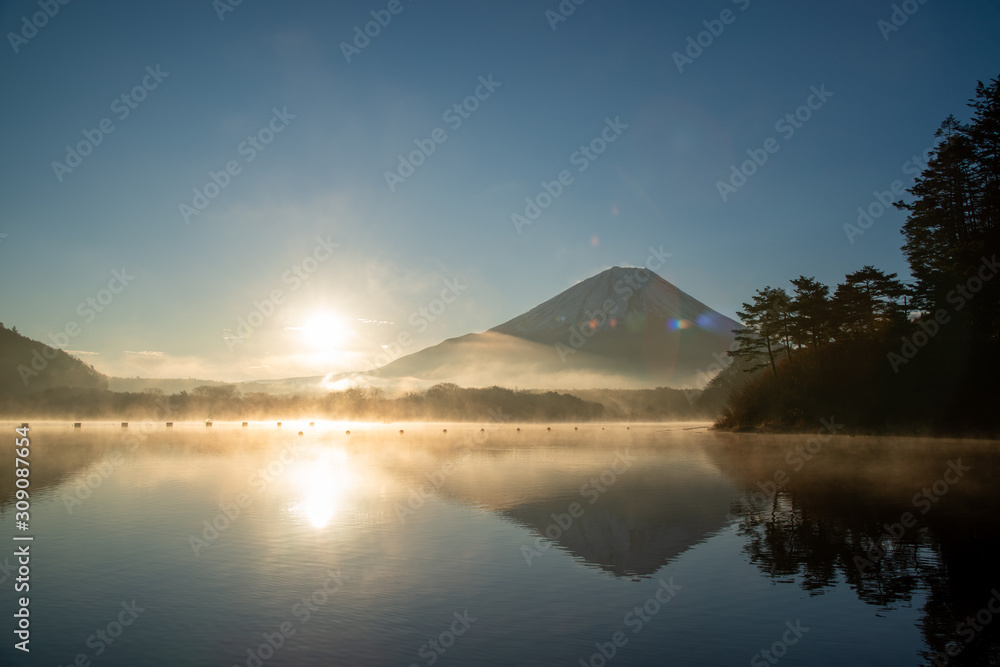日の出と富士山　放射霧に包まれ