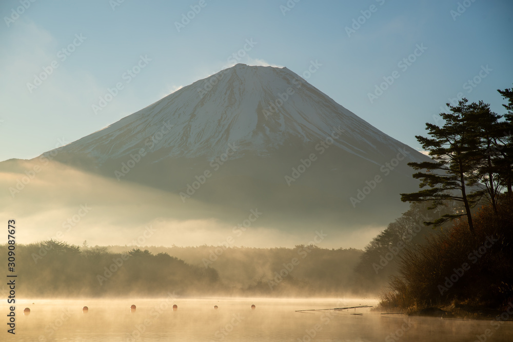 Obraz premium 日の出と富士山 放射霧に包まれ