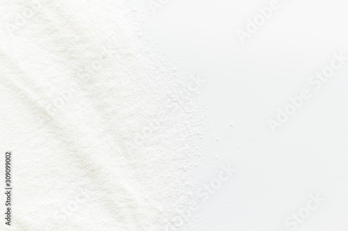 Foto Washing powder scattered on white background top view frame copy space