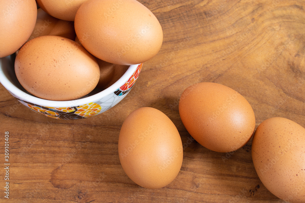 There are many fresh eggs in the picture, placed in cups and on wooden floors. There are many fresh eggs in the picture, placed in cups and on wooden floors.