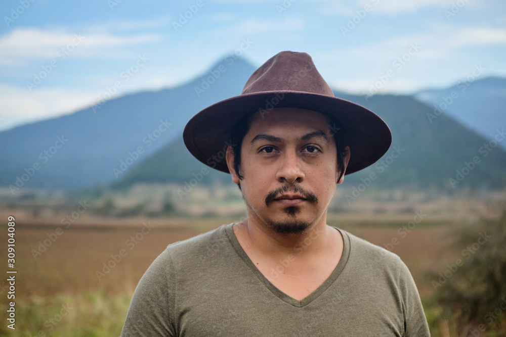 Hombre adulto con fondos de paisajes de Michoacan Hombre adulto con fondos de paisajes de Michoacan