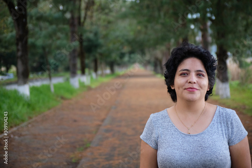 Photography Mujer latina en paisaje campestre