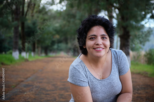 Canvas Print Mujer latina en paisaje campestre