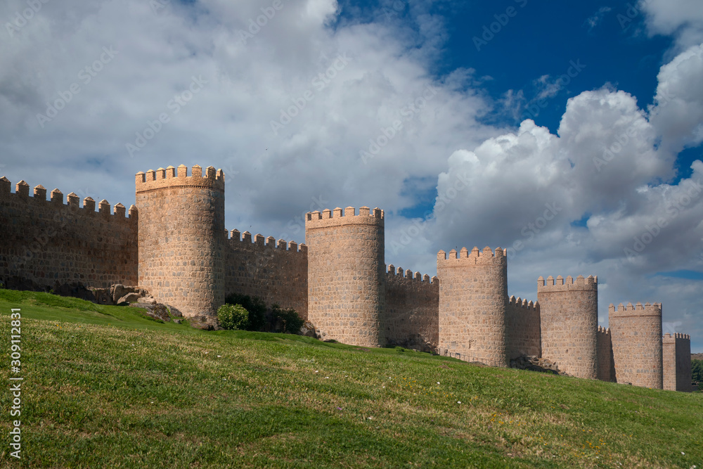 Muralla medieval de la ciudad de Ávila, España	
