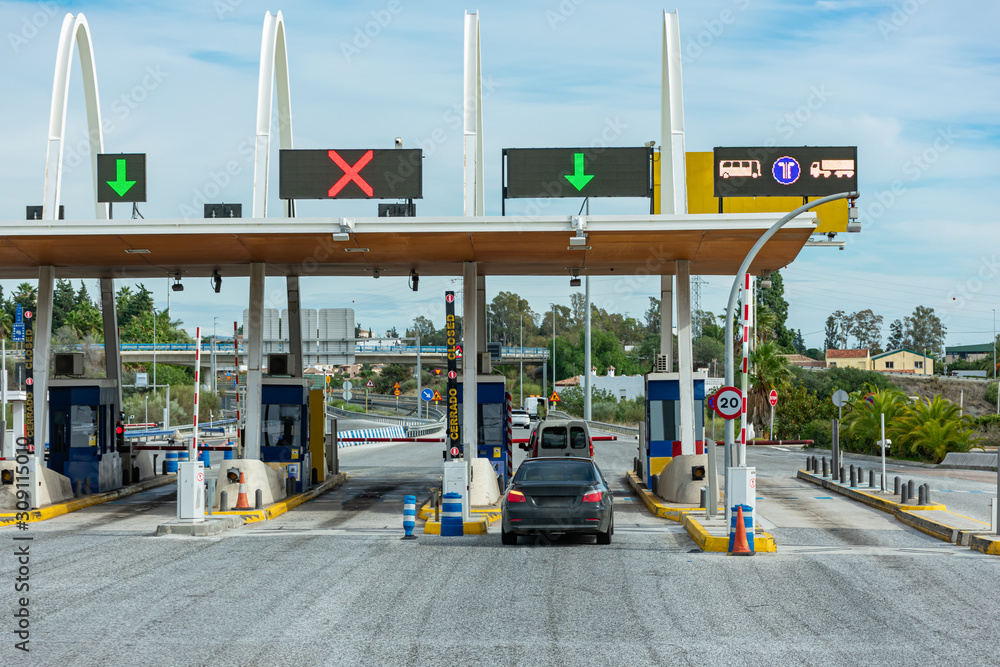 Peage de autopista,cabinas para cobrar por circular por la autopista. Peage de autopista,cabinas para cobrar por circular por la autopista.
