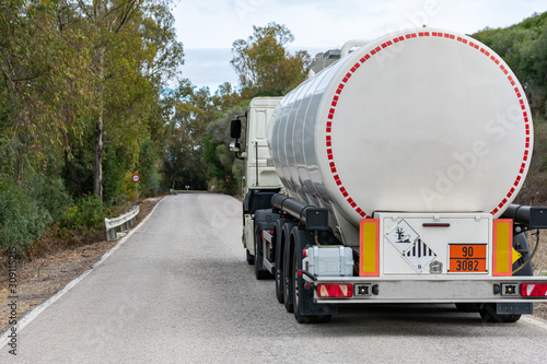 Camion cisterna de mercancias peligrosas