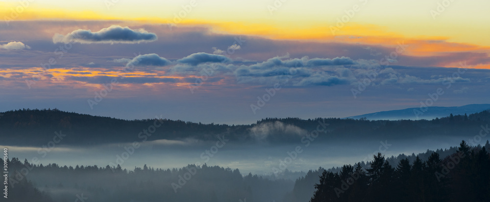 Morgengrauen über dem Tal-Landschaftsbanner mit Bodennebel und schönen Wolkenformationen