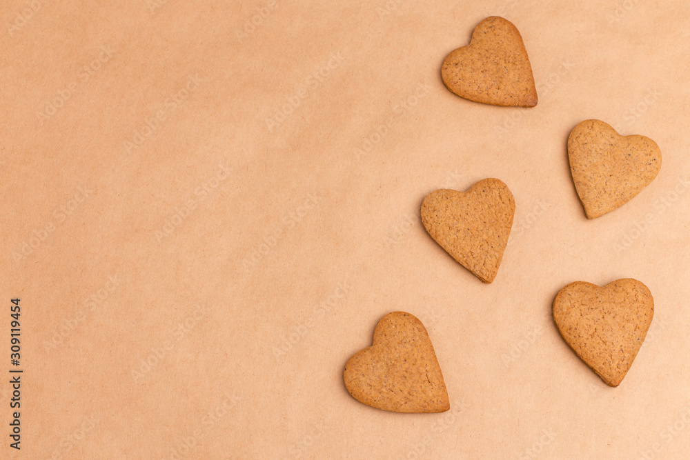 Obraz premium ginger biscuit heart on craft paper
