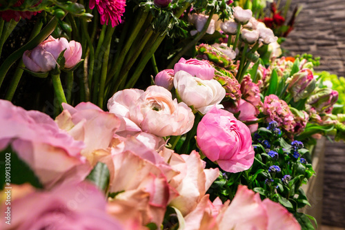 Viele rosa Pfingstrosen in einem Blumenladen