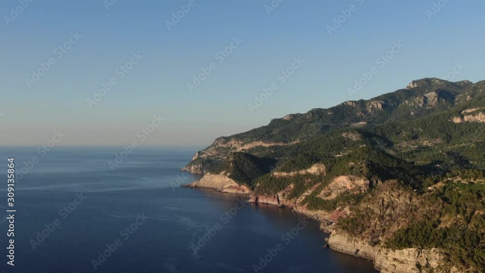 mallorca vista aerea de la costa con el mar y la montaña mallorca vista aerea de la costa con el mar y la montaña