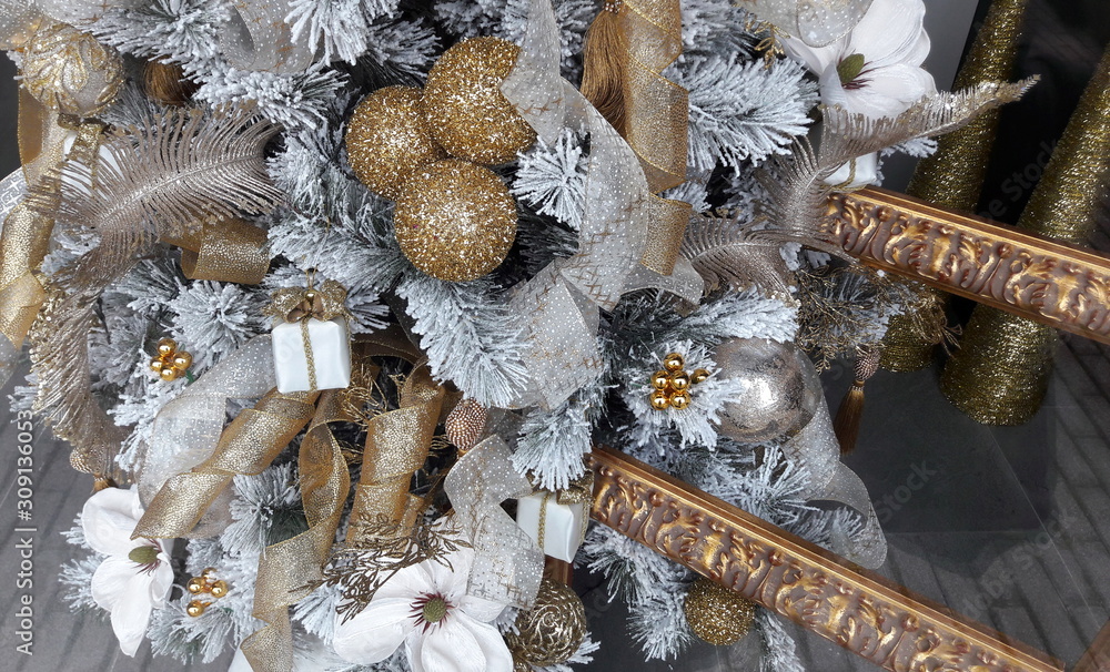 Albero di Natale dorato e argentato Stock Photo | Adobe Stock