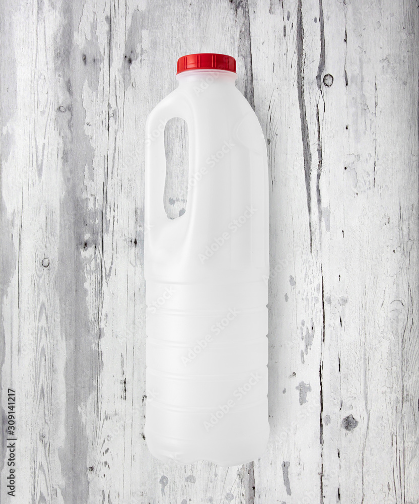 Plastikowa biała butelka na tle z białych desek - obrazy, fototapety, plakaty 