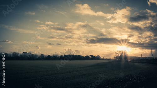 Fotografie, Tablou sunbeams of sunrise in the countryside