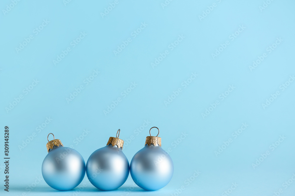 Fototapeta premium Beautiful Christmas balls on color background