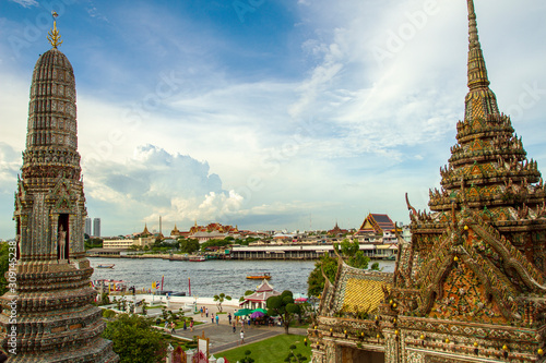 Obraz na płótnie Panoramic View of the Chao Phraya River and Decorated Wat Arun Temple Tower