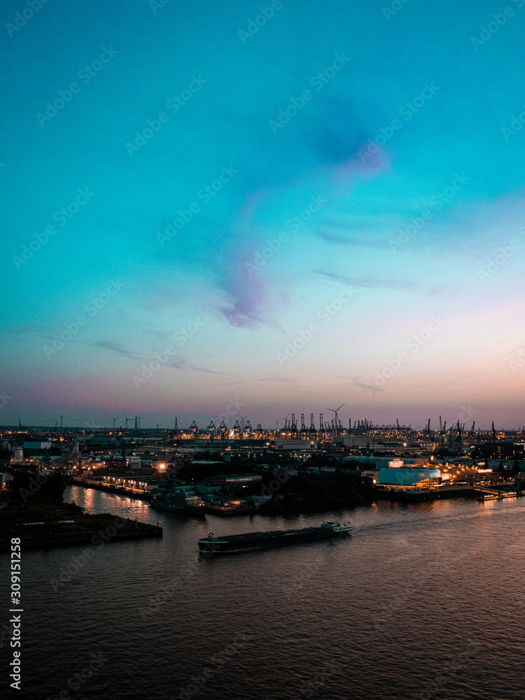 Aussicht von der Elbphilharmonie über den Hamburger Hafen bei Abendstimmung